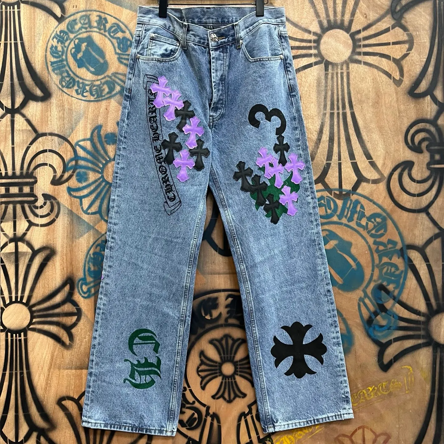 P610 Chrome Hearts Limited Series New City Limited Jeans Chrome Hearts City Limited Jeans vintage levis American made 501 505 517 base remake Levi's American 501 base imported sheepskin 925 silver remake Customers provide waist and pants length or height and weight. The studio will select the most suitable base for you to remake. There are many people doing remakes in the market. Don't belittle or comment. The difference is visible to the naked eye. See and compare for yourself #CHROME HEARTS Unisex style